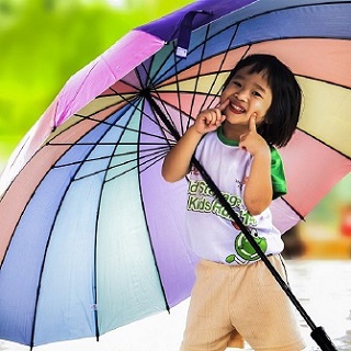 Színes esernyők gyerekeknek a borús napokra